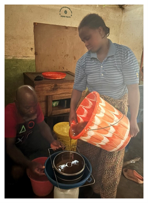 Bei der Honigernte ©RANDALL